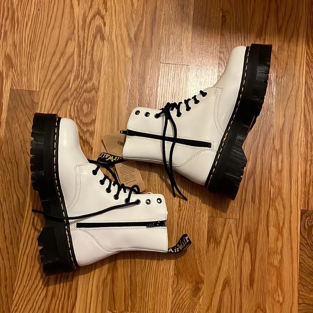 Dr. Martens gorgeous stand
